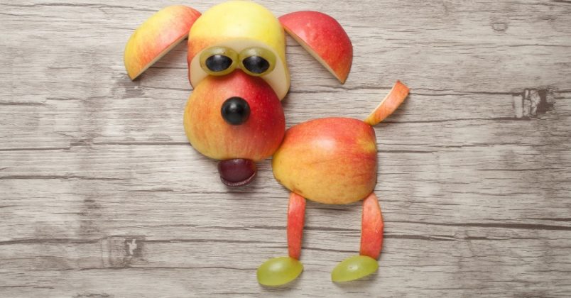 A maçã deve ser servida em pequenos pedaços e sem sementes aos cães!